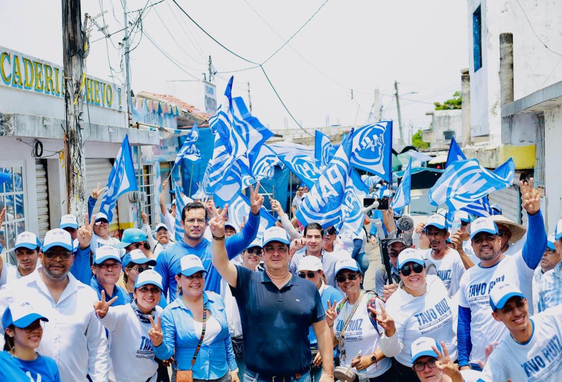 Tavo Ruiz recorre la cabecera municipal y refrenda el cariño y apoyo de la gente