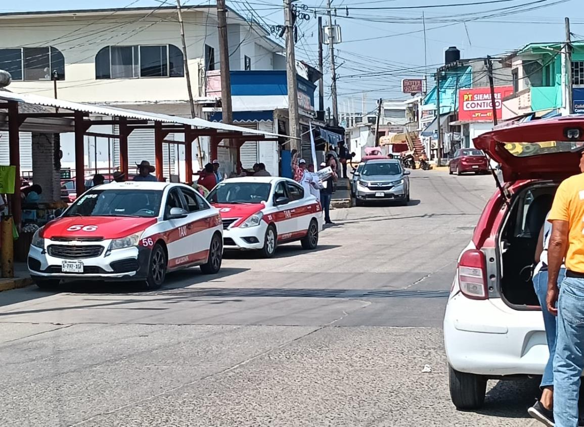 Taxistas niegan servicio a usuarios en Moloacán