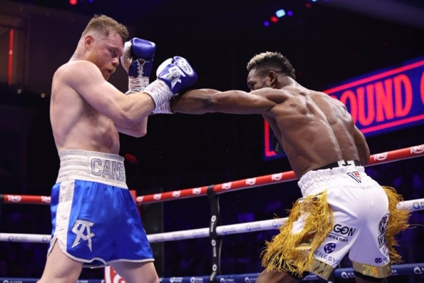 Gana Canelo Álvarez por decisión  en Arabia Saudita