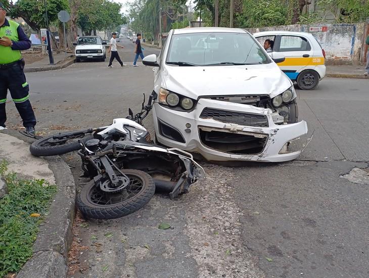 Chocan moto y auto en Córdoba dejando tres heridos, entre ellos un menor
