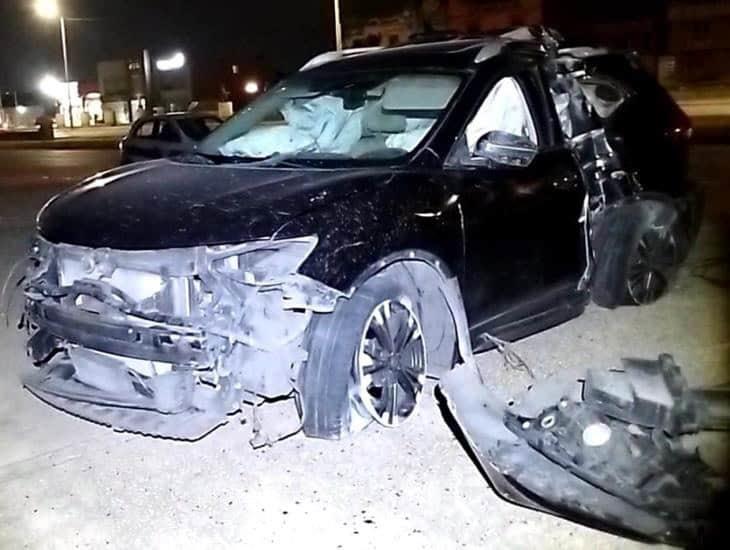 Vagoneta a exceso de velocidad termina destrozada y derriba un poste en el malecón de Coatzacoalcos