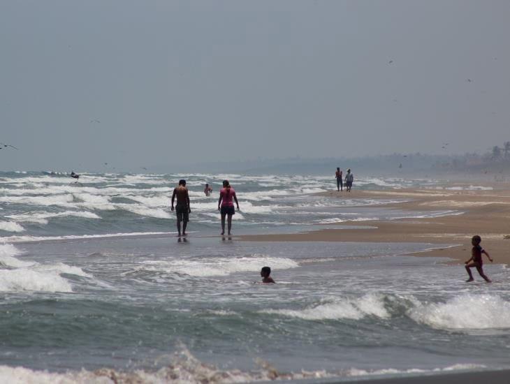 Continúa playa de Agua Dulce recibiendo turistas, repuntan economía de comerciantes
