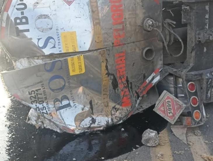 Vuelca carro tanque con producto químico en la Nuevo Teapa-Cosoleacaque, ralentiza circulación