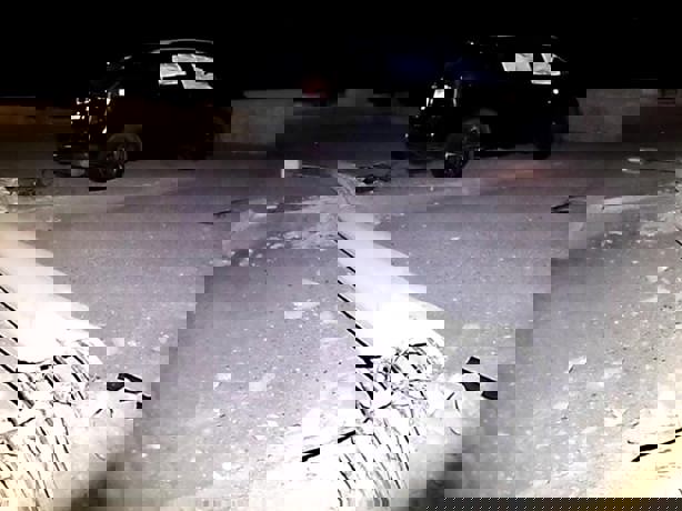 Vagoneta a exceso de velocidad termina destrozada y derriba un poste en el malecón de Coatzacoalcos