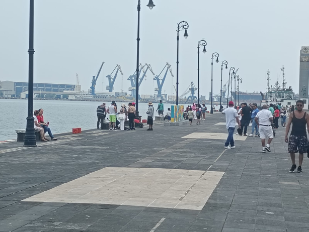 Turistas abarrotan Macroplaza del Malecón de Veracruz durante el fin de semana