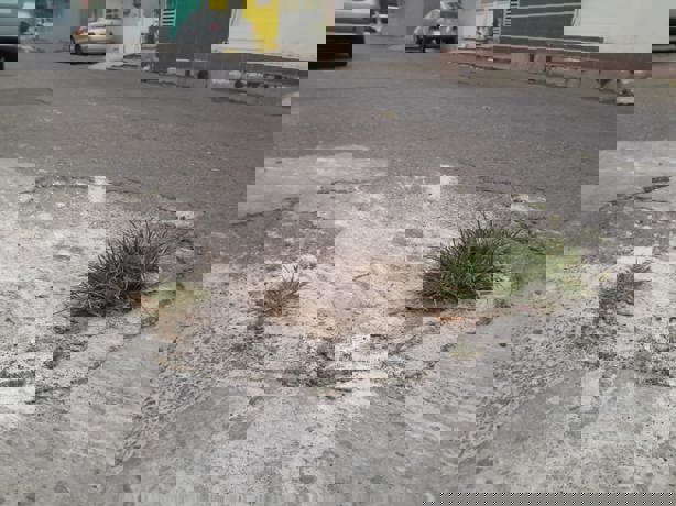 Vecinos de la colonia Marco A. Muñiz de Veracruz piden atención a baches de la zona