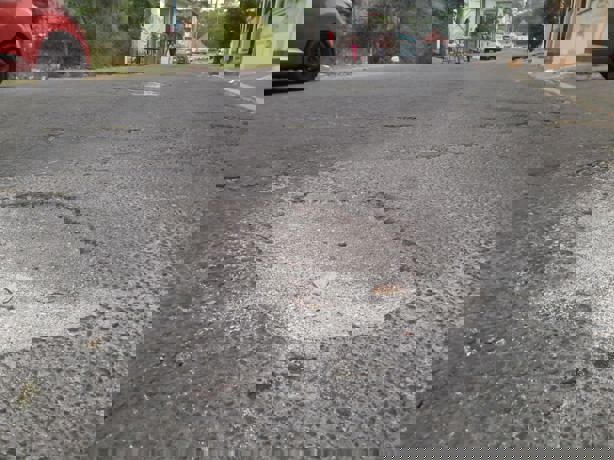 Vecinos de la colonia Marco A. Muñiz de Veracruz piden atención a baches de la zona