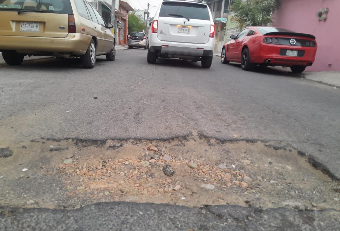 Vecinos de la colonia Marco A. Muñiz de Veracruz piden atención a baches de la zona