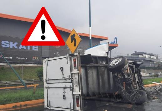 Camioneta vuelca frente a Plaza El Juguete; un bebé, entre los heridos