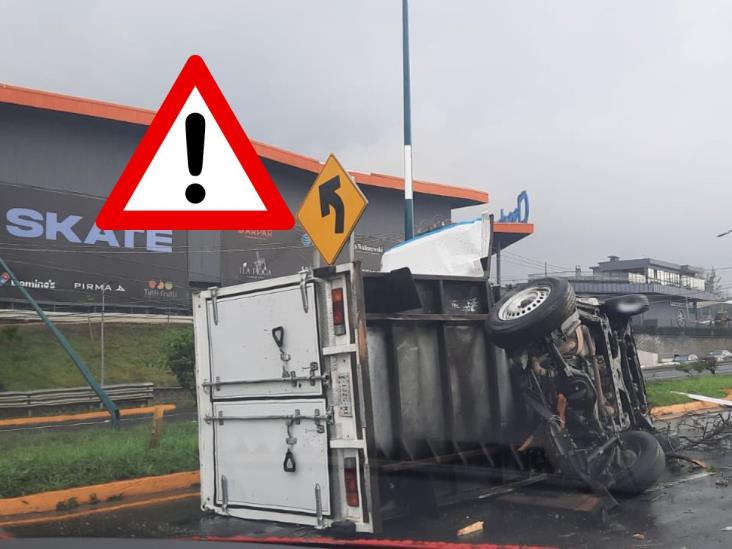 Camioneta vuelca frente a Plaza El Juguete; un bebé, entre los heridos