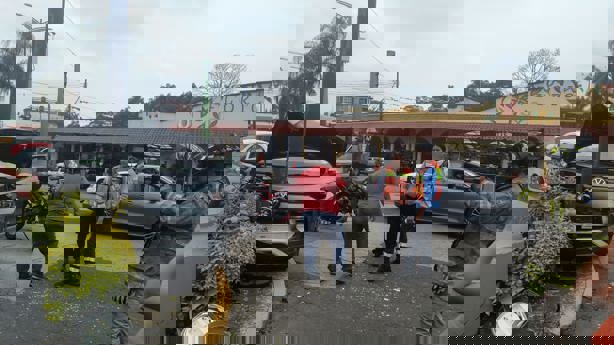 ¡Iba corriendo! Camioneta se estrella contra un poste en el boulevard Córdoba-Fortín