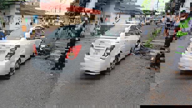 Chocan moto y auto en Córdoba dejando tres heridos, entre ellos un menor
