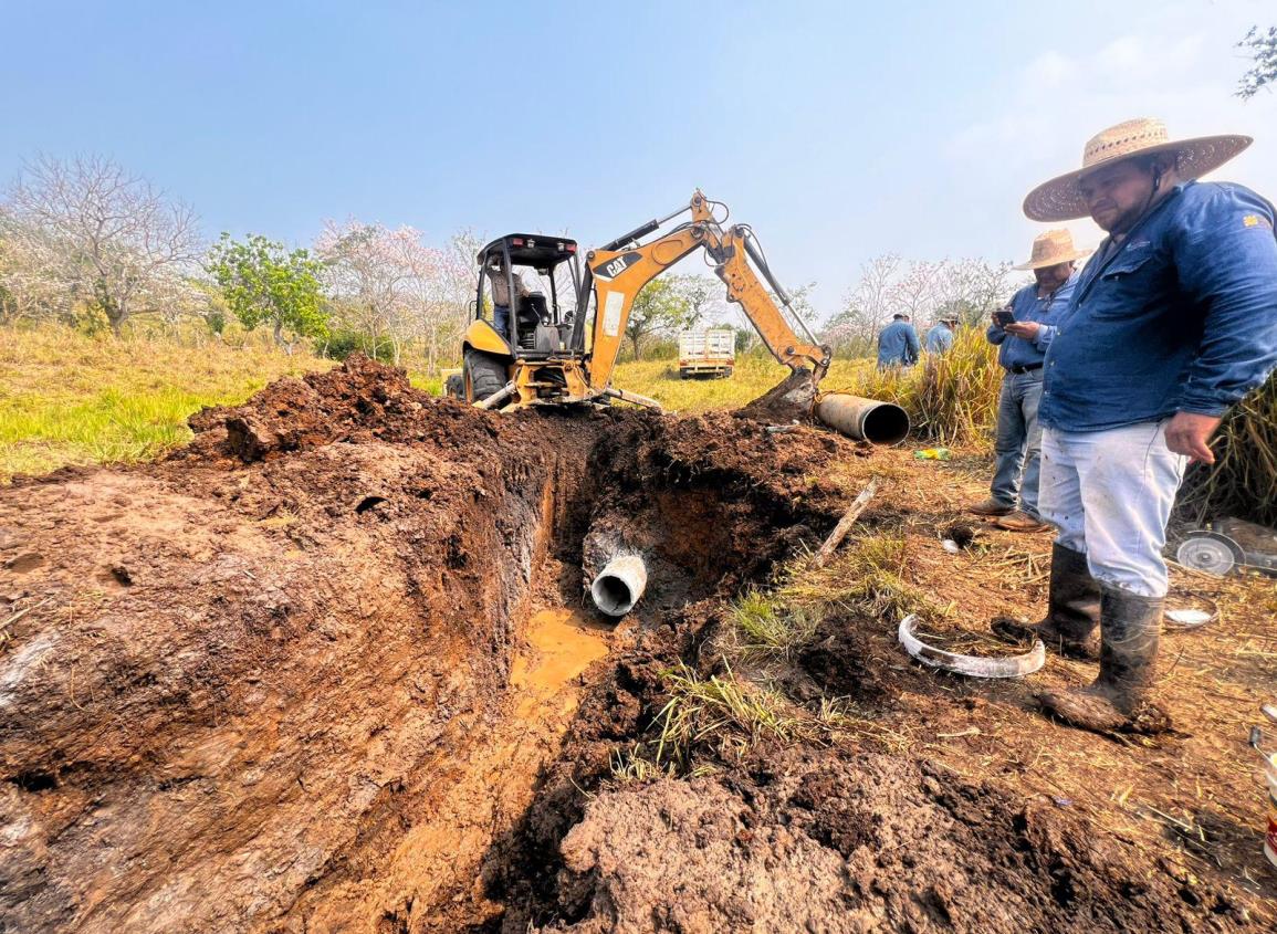 Concluyen reparación de fuga que mantuvo 3 días sin agua a la región de Acayucan 