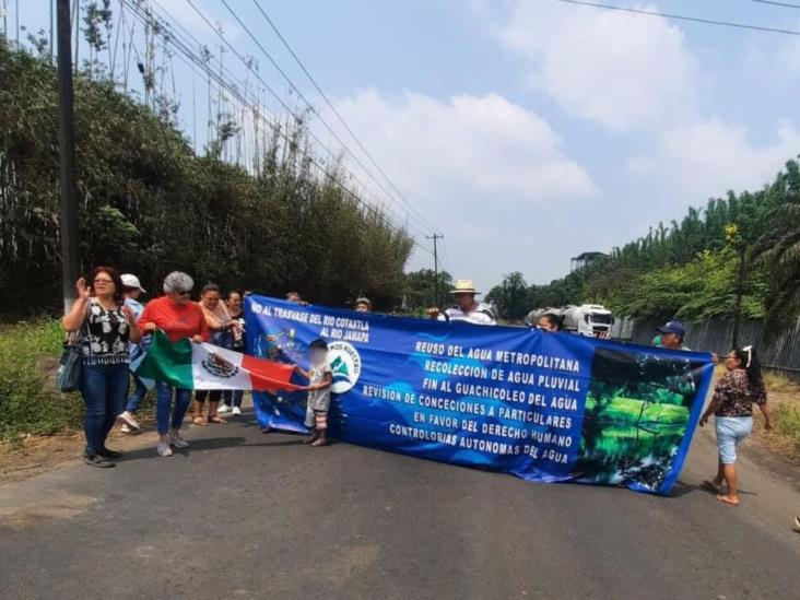 Mantienen protesta contra alcoholera de Atoyac; denuncian contaminación