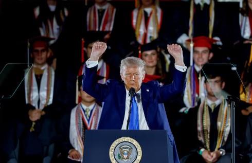 Trump impulsa autodeportación; pagará mil dólares a migrantes que se autodeporten