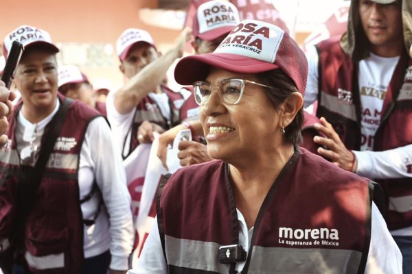 Rosa María Hernández visita la colonia Hidalgo en su campaña por Veracruz