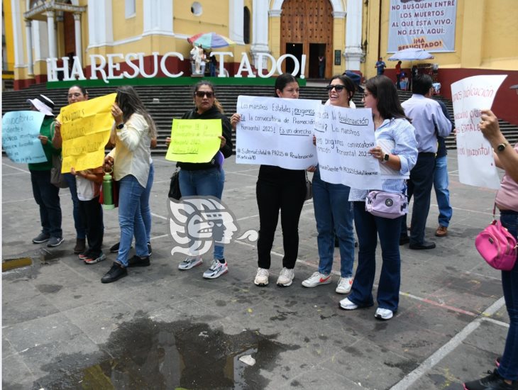 Grupo de maestros protesta en el centro de Xalapa; por este motivo 