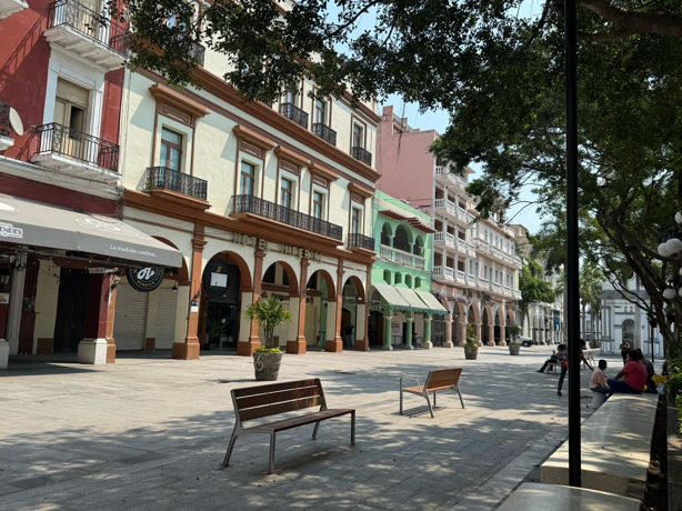 Así son las nuevas bancas del Zócalo de Veracruz | VIDEO