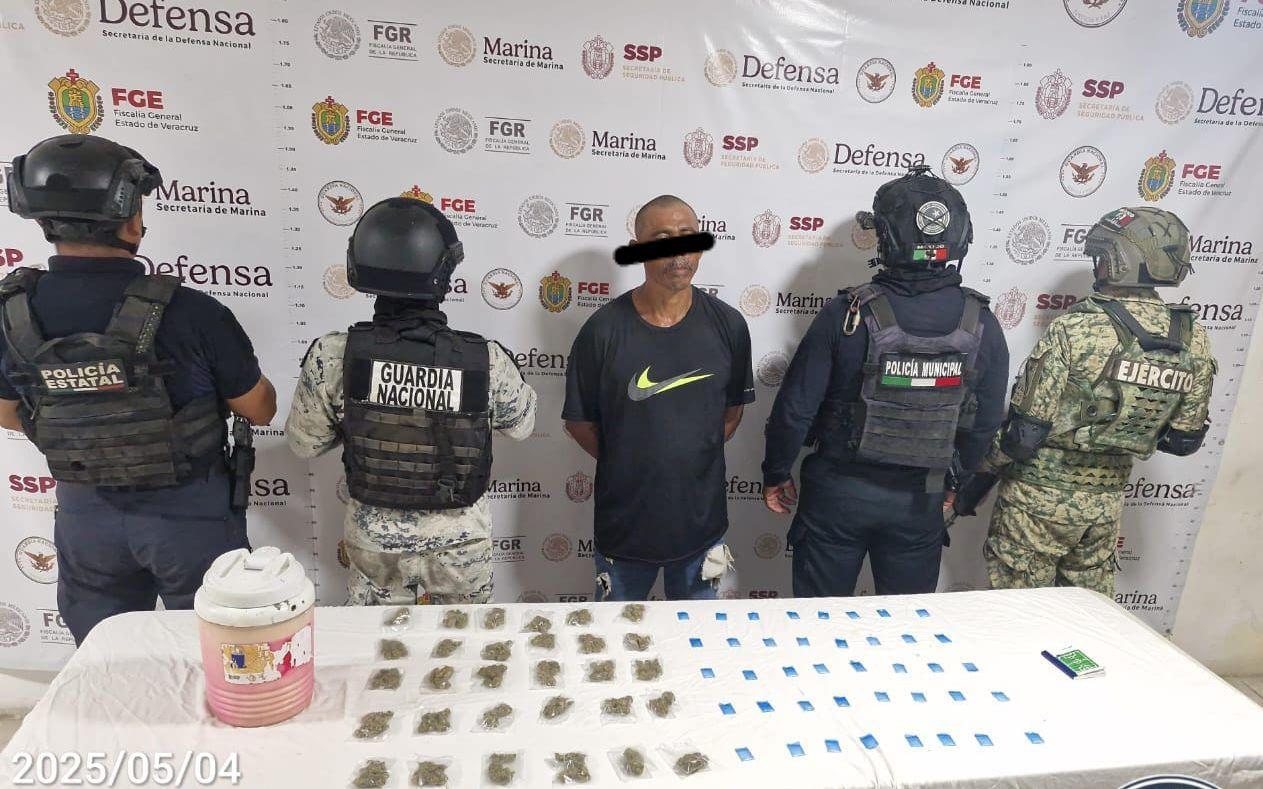 Cae sujeto con presunta droga en operativo en Tancochapa