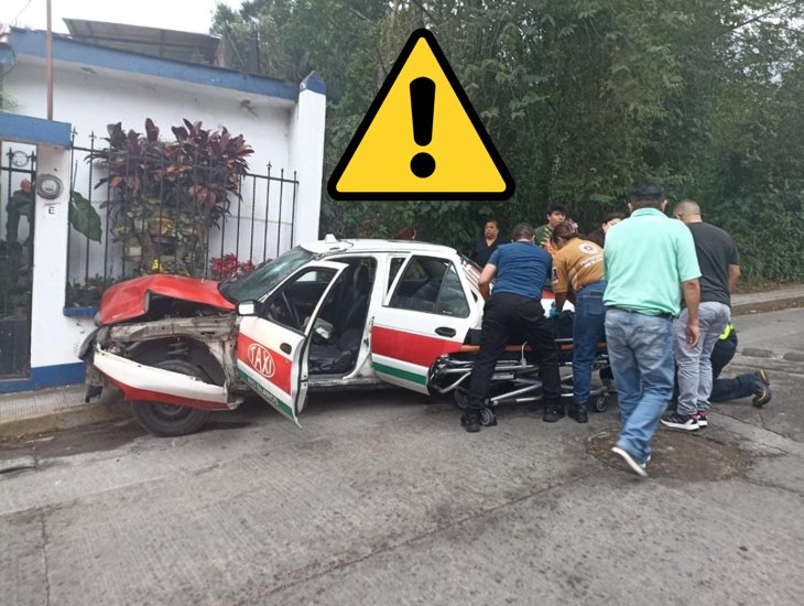 ¡Se quedó sin frenos! Taxi de Río Blanco se estrella contra un vehículo y un domicilio