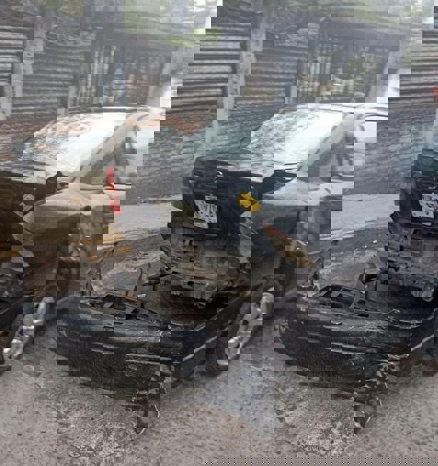 ¡Se quedó sin frenos! Taxi de Río Blanco se estrella contra un vehículo y un domicilio