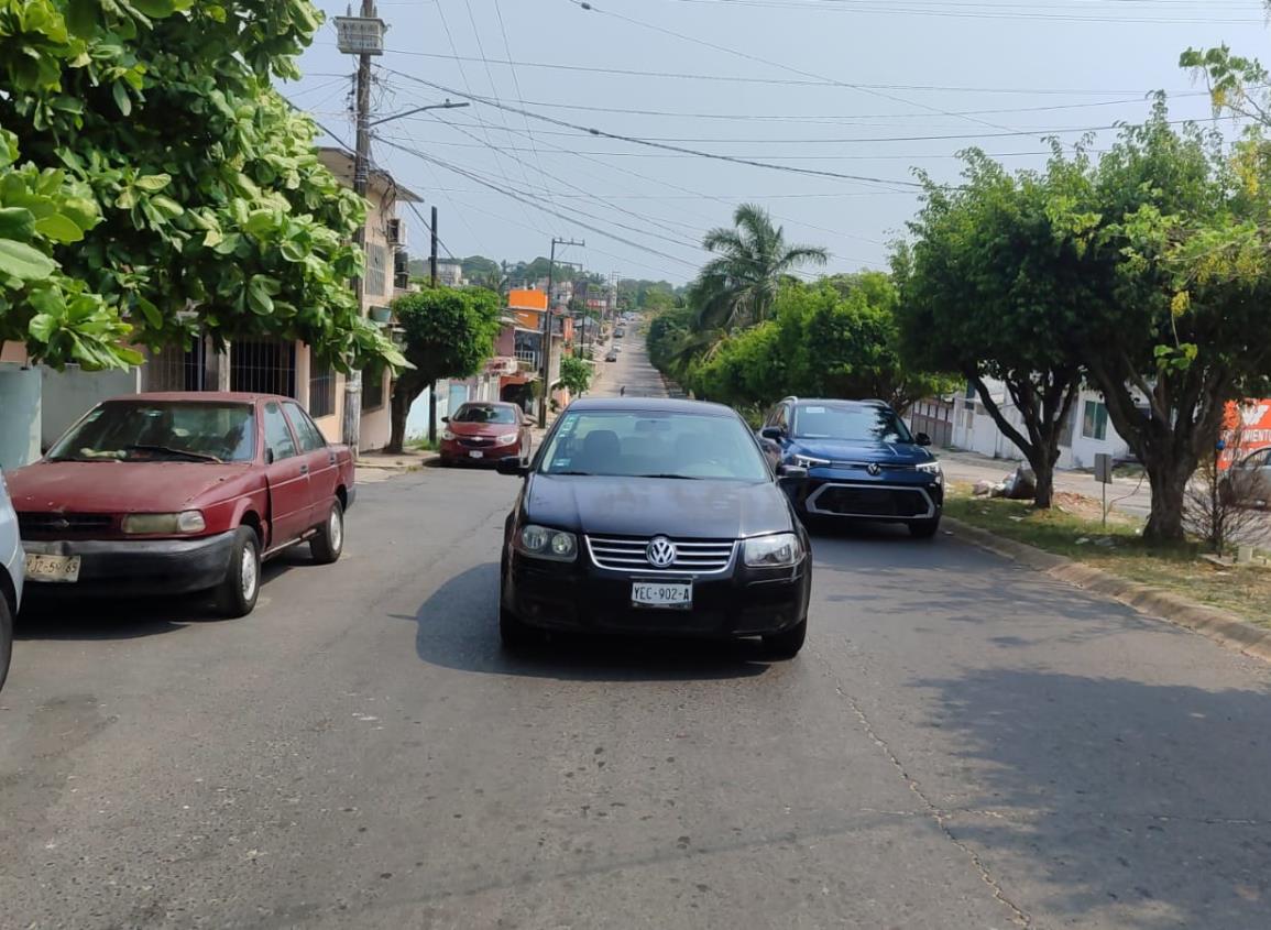 Auto abandonado a plena calle en Nanchital generó movilización policiaca