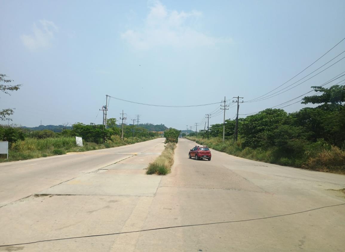 Carreteras del sur, un riesgo para los automovilistas de Ixhuatlán del Sureste