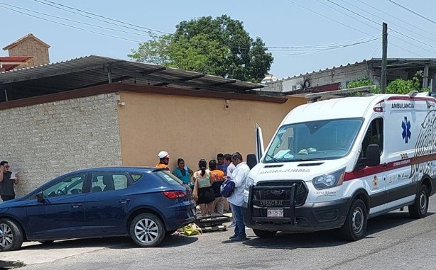 Jovencita estrella moto contra camioneta en Tierra Blanca; sufre duro golpe en la cabeza