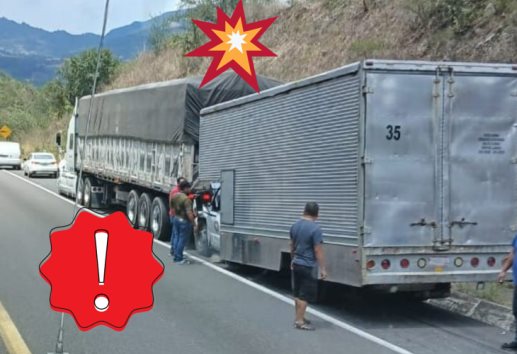 Otra vez en las cumbres de Maltrata, chocan tráiler y camioneta de mudanza