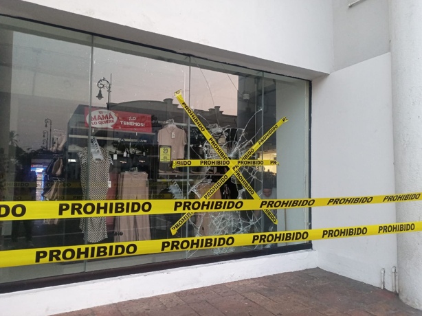 Vandalizan por cuarta vez la Tienda del Sol en Veracruz; rompen cristal sobre calle Rayón