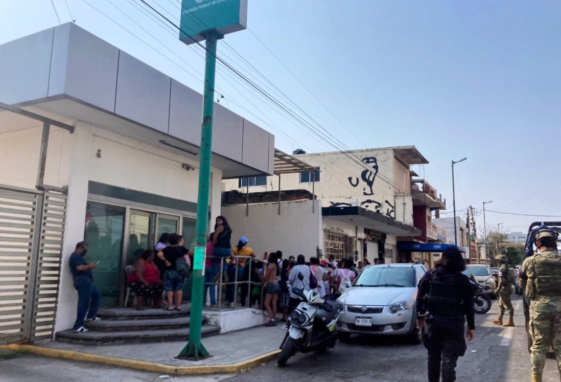 Denuncian falta de atención en oficinas de CFE en Veracruz
