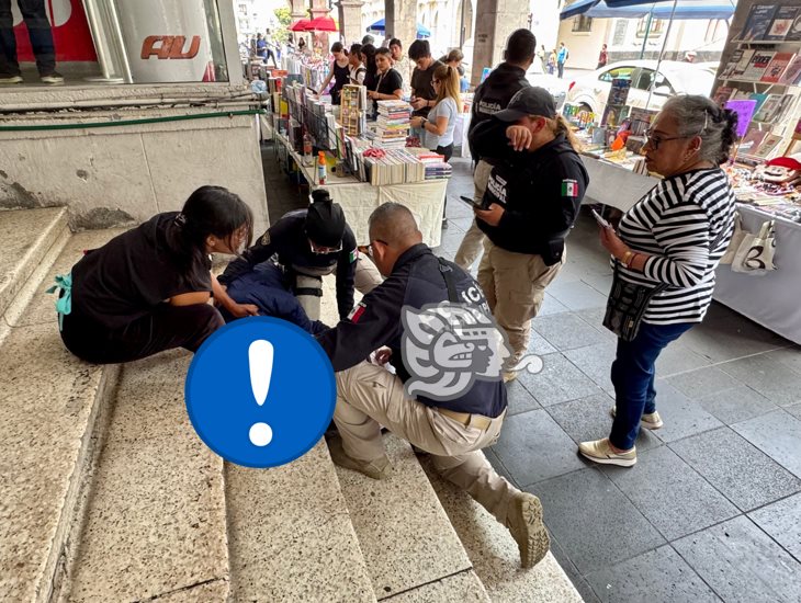 Mujer en situación de calle convulsiona en pleno centro de Xalapa