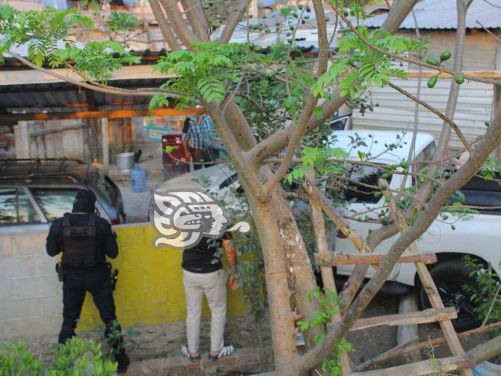 Nogales: por querer ganarle al tren, termina con todo y camioneta en el patio de una casa (+VIDEO)