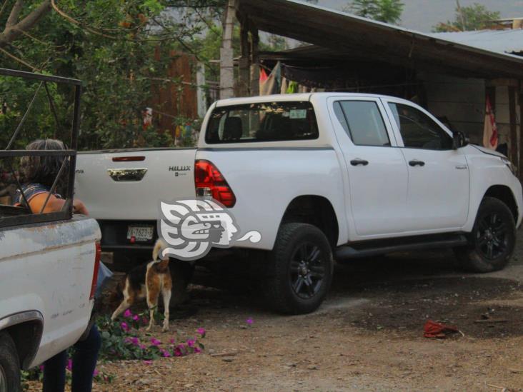 Nogales: por querer ganarle al tren, termina con todo y camioneta en el patio de una casa (+VIDEO)