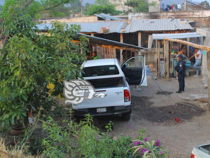 Nogales: por querer ganarle al tren, termina con todo y camioneta en el patio de una casa (+VIDEO)