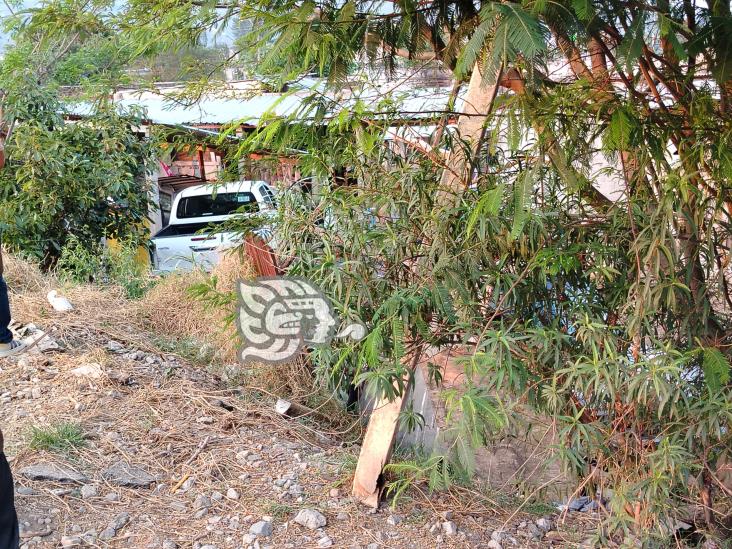 Nogales: por querer ganarle al tren, termina con todo y camioneta en el patio de una casa (+VIDEO)