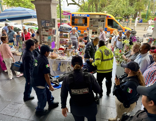 Mujer en situación de calle convulsiona en pleno centro de Xalapa