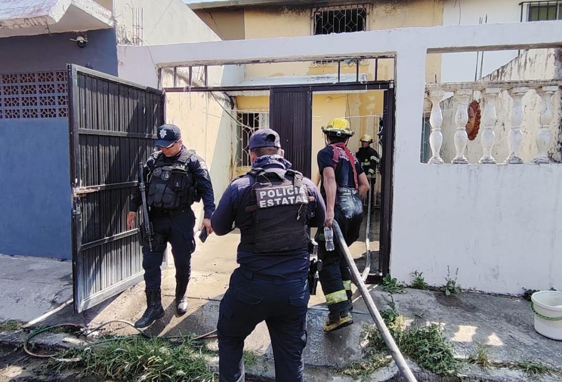 Vecinos combaten incendio de casa en la colonia Los Volcanes y rescatan a dos perritos