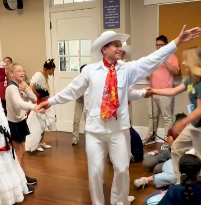 Jarochos sorprenden a niños en escuela de Nueva Orleans | VIDEO