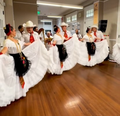 Jarochos sorprenden a niños en escuela de Nueva Orleans | VIDEO
