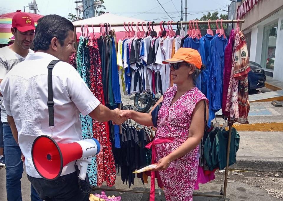Mariano Molina, candidato del PT recorrió el tianguis de la colonia Carranza