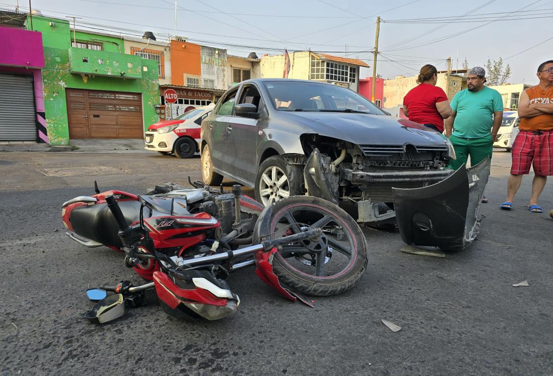 Motociclista choca contra automovil en Río Medio 3 de Veracruz y termina con piernas fracturadas