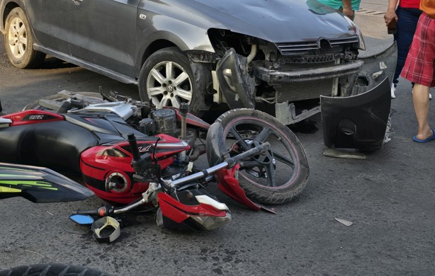 Motociclista choca contra automovil en Río Medio 3 de Veracruz y termina con piernas fracturadas