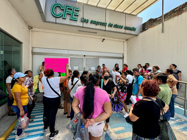 Vecinos de colonia El Fénix bloquean avenida 20 de noviembre en Veracruz por falta de medidores eléctricos | VIDEO