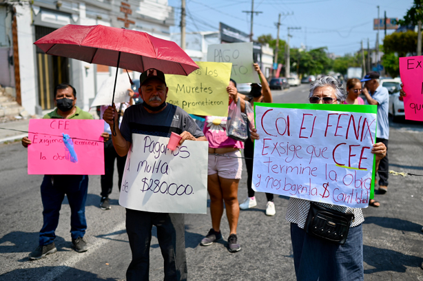 Vecinos de colonia El Fénix bloquean avenida 20 de noviembre en Veracruz por falta de medidores eléctricos | VIDEO
