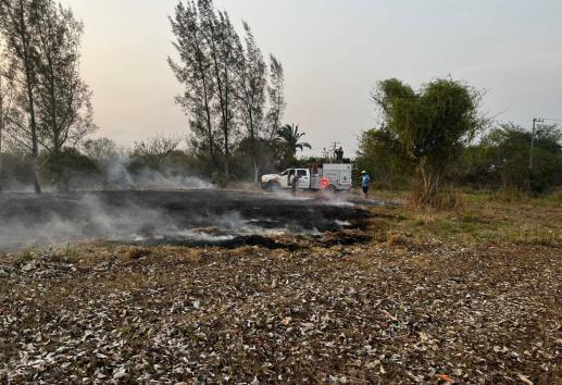 Bomberos controlan y liquidan incendio en colonia de Vega de Alatorre