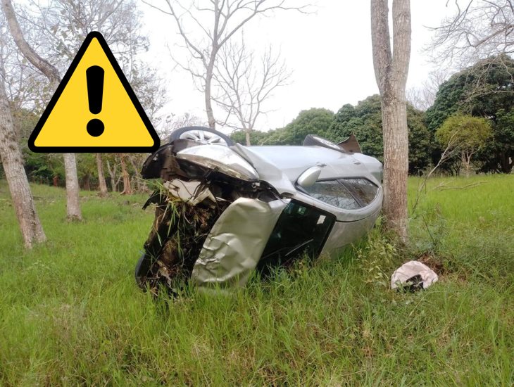 ¡Termina volcado! Aparatoso accidente en la carretera Colipa–Yecuatla