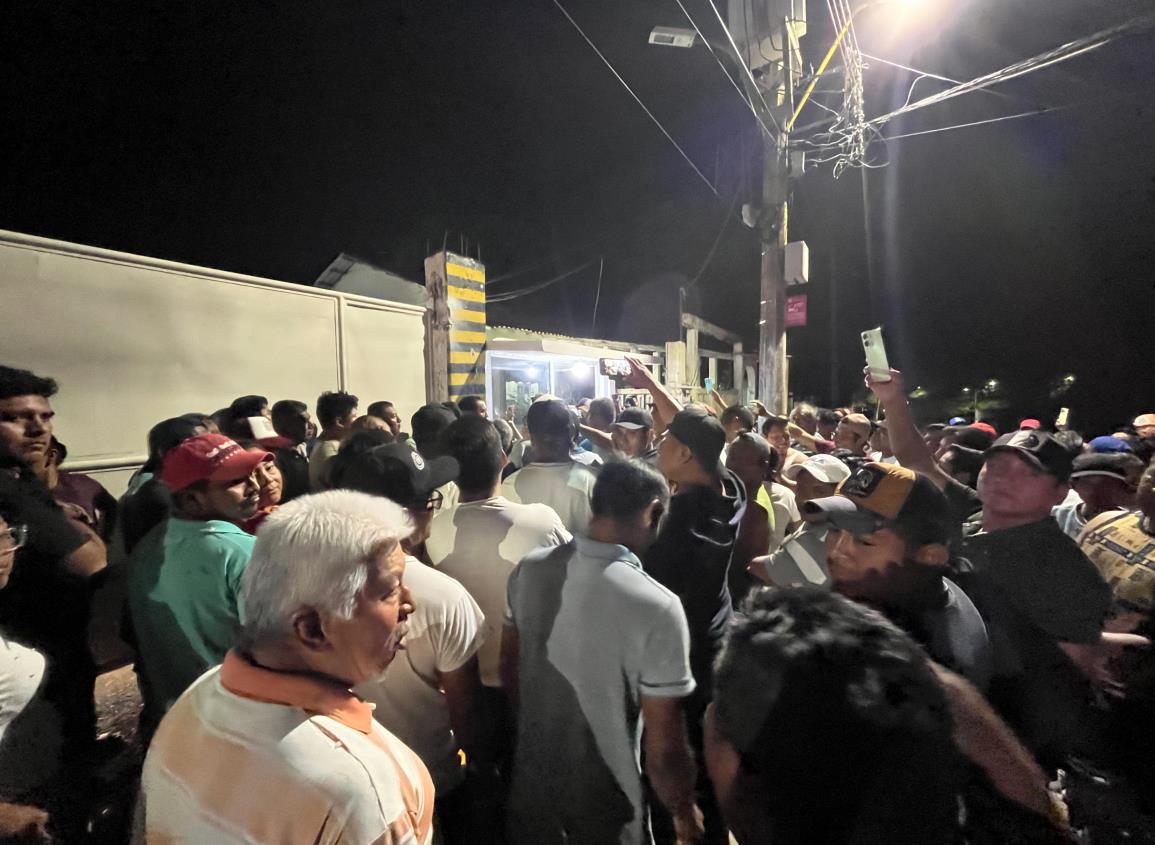 Texistepec cumple más de 72 horas sin energía; protestan en oficinas de CFE 
