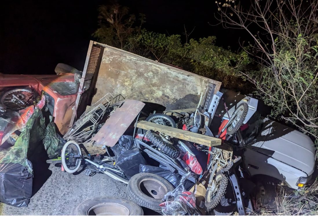 Volcadura de camionetas cerca de Laguna Verde deja cuantiosos daños materiales