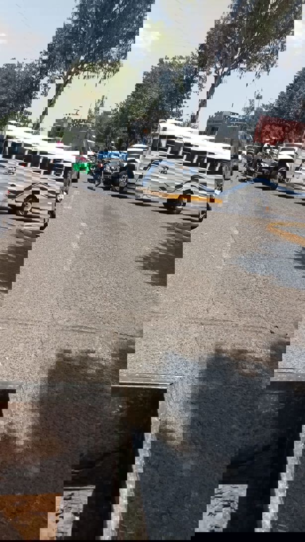 Fuerte choque entre taxi y autobús en la avenida Xalapa deja una lesionada